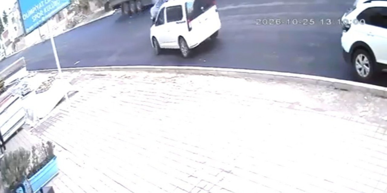 Nusaybin'de otomobilin bir çocuğa çarptığı anlar güvenlik kamerasına yansıdı