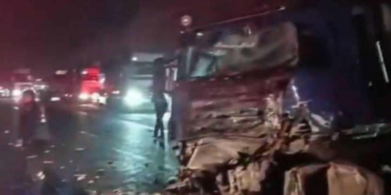 Elazığ-Malatya kara yolunda 3 tır çarpıştı: 1 ölü, 1 yaralı