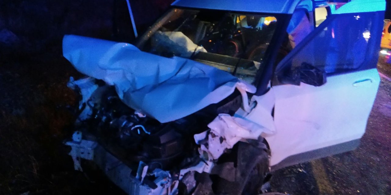 Mardin'de hafif ticari araç ile otomobil çarpıştı: 1 ölü, 3 yaralı