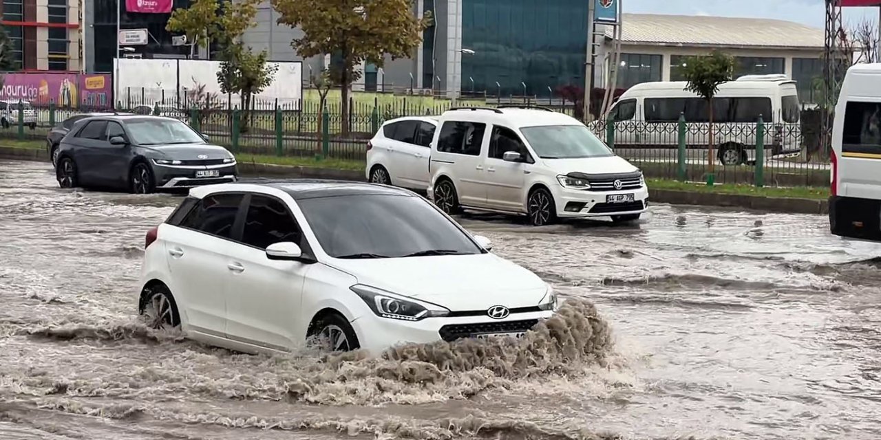 Malatya'da sağanak yağış ulaşımı olumsuz etkiledi