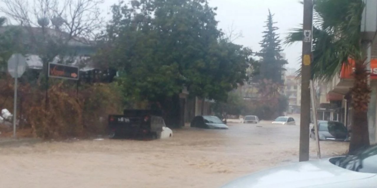 Mersin'i sağanak vurdu: Cadde ve iş yerleri sular altında