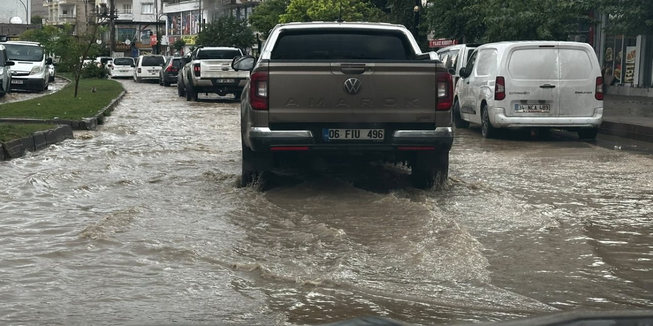 Cizre’de sağanak sele dönüştü, yollar göle döndü
