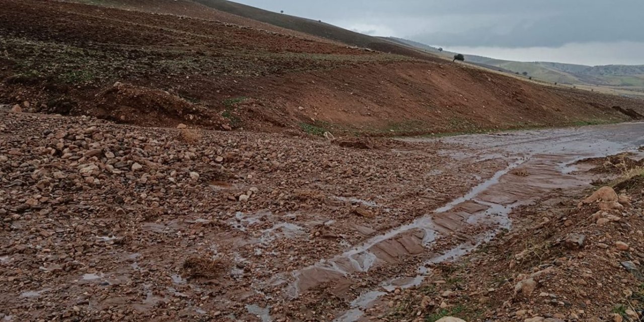 Siirt’te heyelan nedeniyle kapanan köy yolları yeniden ulaşıma açıldı
