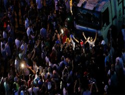 Müdahale sırasında 2 polis bıçaklandı