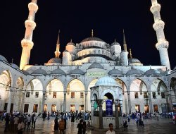 Sultanahmet Camisi'nde Berat Kandili programı