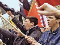 Fransa'da Irkçıların yeni hedefi başörtülü kadınlar