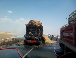 Saman yüklü kamyon yandı