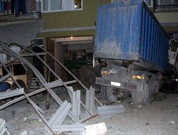 Freni patlayan kamyon eve girdi!