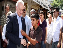 Amerikan Büyükelçisi'ne sakız verdi