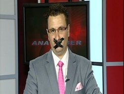 Haber spikerinden bantlı protesto