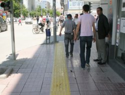 Engelliler için yapılan sarı şeritler tuzak dolu!