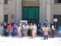 Turistler, Sultanahmet'in manevi havasını bozuyor