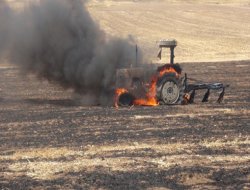 Beşiri'deki yangında 500 dönüm arazi ve traktör kül oldu
