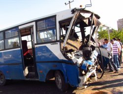 Hastane servis aracı kaza yaptı: 13 yaralı