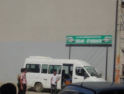 Minibüsçüler yolu trafiğe kapattı