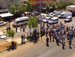 Kaza sonrası mahalle sakinleri yolu trafiğe kapattı