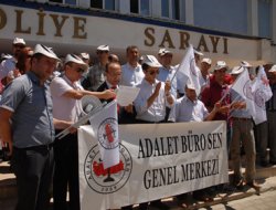 Adliye çalışanları üstlerinin aranmasına tepki gösterdi