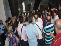 Uçağın iptal olmasına yolcular tepki gösterdi