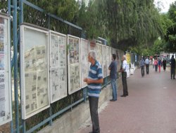 Tarsuslular gündemi duvardan takip ediyor