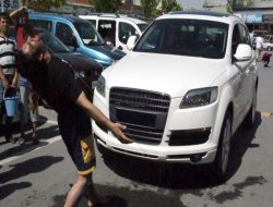 Diliyle 4 tonluk aracı çekti