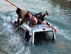 Şanlıurfa`da araç sulama kanalına düştü