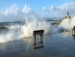 Karadeniz kıyılarında kuvvetli yağış ve fırtına uyarısı!