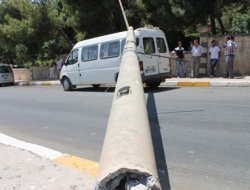 Beton direk minibüsün üstüne devrildi