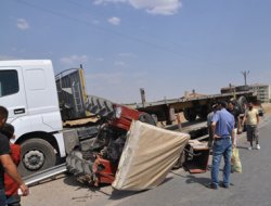 TIR'la traktör çarpıştı: 1 yaralı