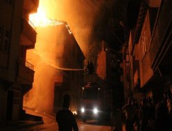 Hakkari'de göstericiler cemaate ait dernek binasını yaktı!