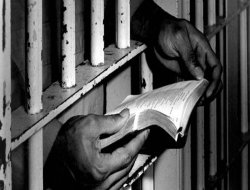 Kitap okuyan mahkum daha erken tahliye olacak