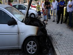 Kibritle oynayan çocuklar otomobili yaktı