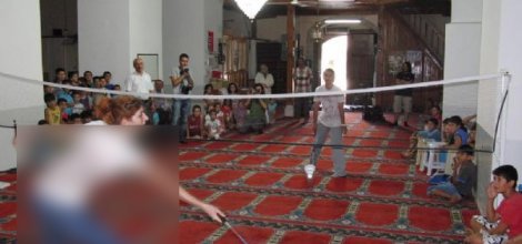 Kim İzin Verdi? Bu Görüntüler Camide Çekildi