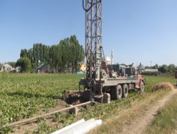 Bozuk su kanalları çiftçiyi mağdur ediyor