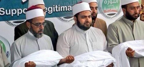 Ezher`in hocalarından Mursi`ye kefenli destek