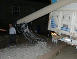 Kamyon beton elektrik direğini devirdi