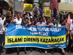 Binlerce kişi Mursi'ye destek için yürüdü