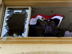 Mısır Polisi İhvan'ın parti ofisine saldırıyor