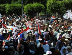 Kahire Üniversitesi'nde on binler ayakta