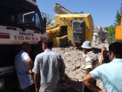 Yıkım sırasında iş makinesi devrildi