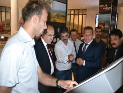 Türkiyenin ilk sanal otobüsünü Vali Savaş denedi