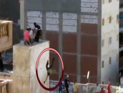 Mısır'da çocukları çatıdan aşağıya attılar