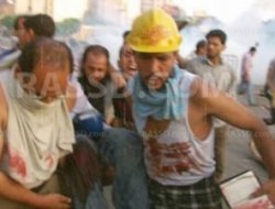 Mısır'da yaralıların taşıdığı kuran kanla dolu