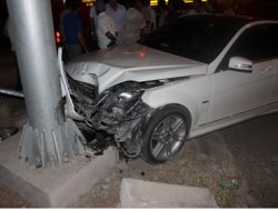 Otomobil aydınlatma direğine çarptı