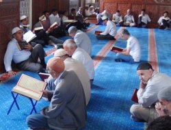 "Kur'an-ı yaşayarak geçirmek istiyoruz"