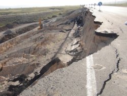 Çöken yolun kenarına perdeleme yapılıyor