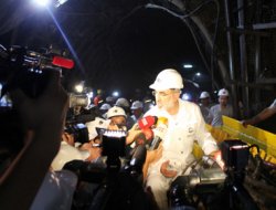 Bakan Yıldız ilk iftarını madencilerle açtı