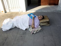 Sağlık ekipleri obez kadını kaldırıma bıraktı