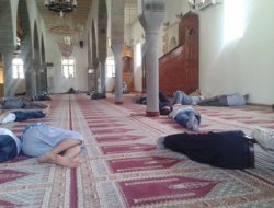 Sıcaklardan bunalanlar camilere koştu