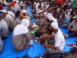 Adeviyye'de su ve hurmayla iftar yapanlar var