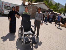 Kermes gelirleriyle alınan tekerlekli sandalyeler dağıtıldı